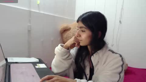 Anahi Browns online show from 12.17.25