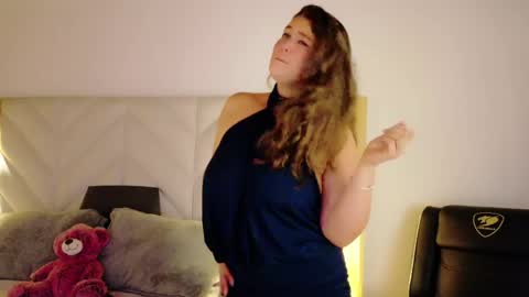 Snapshot of anaise_latif chatting on 05.27.26 Anaise online show from 05.27.26