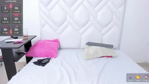 Snapshot of analia18_ chatting on 10.15.25 analia18 online show from 10.15.25