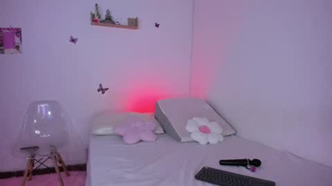 Snapshot of analia_collins chatting on 02.04.25 Ana online show from 02.04.25