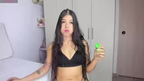 Snapshot of analia_collins chatting on 09.11.25 Ana online show from 09.11.25