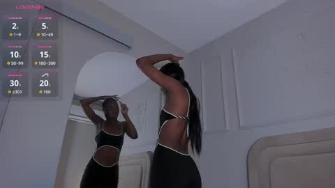 Snapshot of anamonroee chatting on 10.28.25 anamonroee online show from 10.28.25