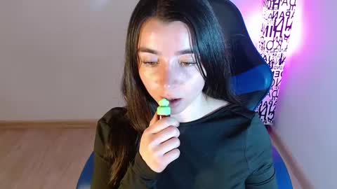 Snapshot of anarosse__ chatting on 10.01.25 ana 3 online show from 10.01.25