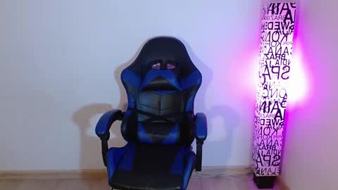 Snapshot of anarosse__ chatting on 10.31.25 ana 3 online show from 10.31.25