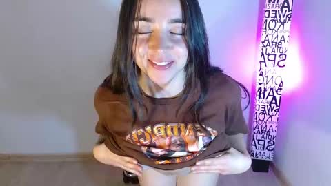 Snapshot of anarosse__ chatting on 11.11.25 ana 3 online show from 11.11.25