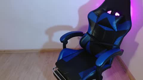 Snapshot of anarosse__ chatting on 11.13.25 ana 3 online show from 11.13.25