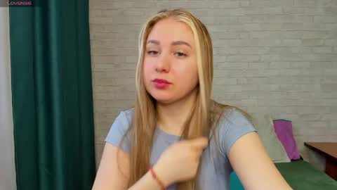 Snapshot of anastasia_gold1 chatting on 05.18.26 anna online show from 05.18.26