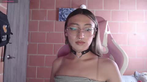 Snapshot of andrea_camila chatting on 10.01.25 Andrea online show from 10.01.25