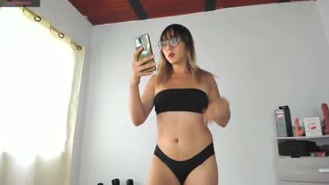 Snapshot of andrea_hillss2 chatting on 01.06.25 ANDREA online show from 01.06.25