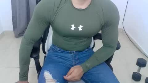 Snapshot of andres180950734 chatting on 10.30.25 andres180950734 online show from 10.30.25