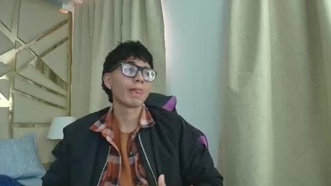 Snapshot of andres8975 chatting on 06.17.26 Andres online show from 06.17.26