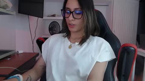 Snapshot of andresgiraldo1 chatting on 11.12.25 Isa --------- online show from 11.12.25