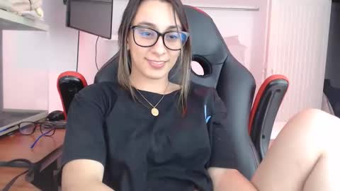 Snapshot of andresgiraldo1 chatting on 11.17.25 Isa --------- online show from 11.17.25