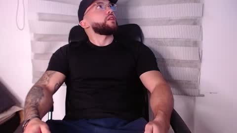 Snapshot of andrew_holden__ chatting on 11.14.25 andrew_holden__ online show from 11.14.25