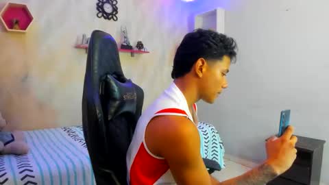 Snapshot of andrew_myersx chatting on 12.21.25 ANDREW online show from 12.21.25