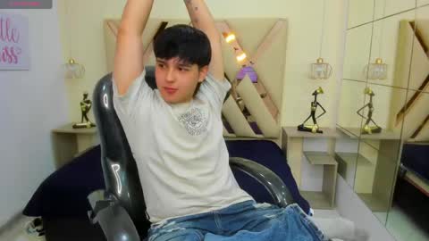 Snapshot of andrewsmile_ chatting on 04.12.26 ANDREW online show from 04.12.26