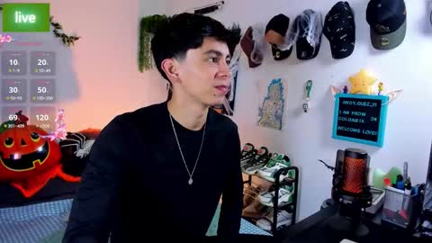 Snapshot of andy_guez_11 chatting on 10.20.25 andy_guez_11 online show from 10.20.25