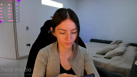 Snapshot of anelisse_ chatting on 02.11.25 online show from 02.11.25