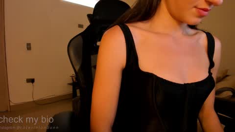 Snapshot of anelisse_ chatting on 02.17.25 online show from 02.17.25