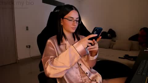 Snapshot of anelisse_ chatting on 02.21.25 online show from 02.21.25