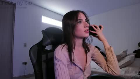 Snapshot of anelisse_ chatting on 02.27.25 online show from 02.27.25