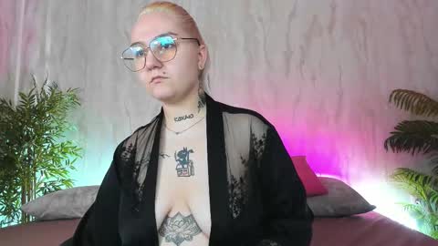 Snapshot of anet_dream chatting on 11.28.25 Anet Dream online show from 11.28.25