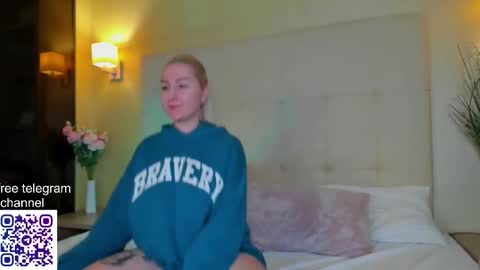 Snapshot of anet_dream chatting on 12.22.25 Anet Dream online show from 12.22.25