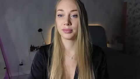 Snapshot of angel__blonde_ chatting on 10.10.25 angel blonde online show from 10.10.25