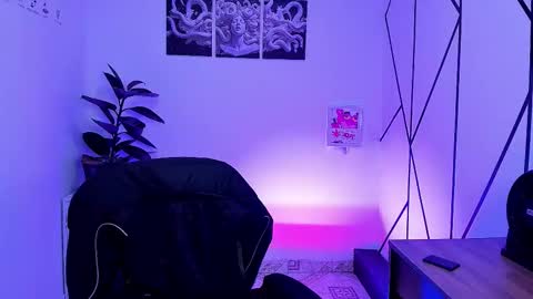 Snapshot of angel_dragun chatting on 10.18.25 Angel-dragun online show from 10.18.25