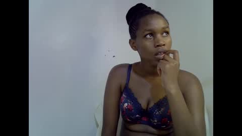 Snapshot of angel_mia5 chatting on 12.17.25 angel_mia5 online show from 12.17.25