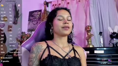 Snapshot of angel_smile18 chatting on 11.13.25 angel online show from 11.13.25