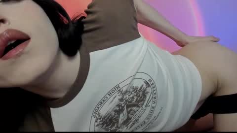 Snapshot of angel_wavee chatting on 12.11.24 Angel Love online show from 12.11.24