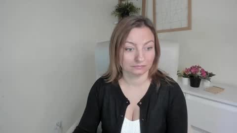 Angela online show from 09.18.25