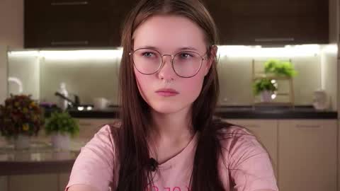 Snapshot of angelabalay chatting on 09.10.25 Mary online show from 09.10.25