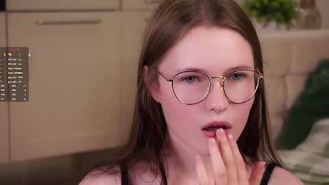 Snapshot of angelabalay chatting on 09.11.25 Mary online show from 09.11.25