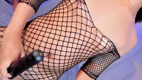 Snapshot of angeles_bust chatting on 10.10.25 angeles_bust online show from 10.10.25