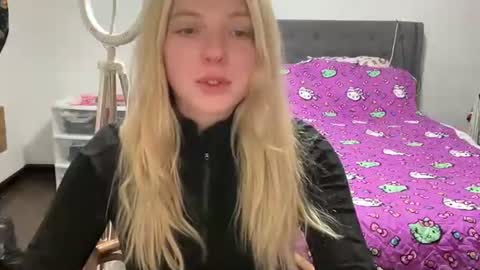 Snapshot of angelgrl444 chatting on 11.11.25 Princess Peach online show from 11.11.25