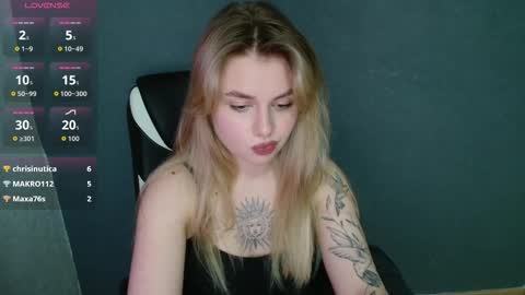 Snapshot of angelicablanch chatting on 10.28.25 angelicablanch online show from 10.28.25