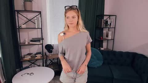 Snapshot of angelinahass chatting on 05.22.26 Alice WOW online show from 05.22.26