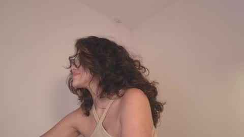 Snapshot of angelinarosss_ chatting on 04.28.26 online show from 04.28.26