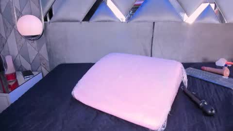 Snapshot of angeliquerouse chatting on 10.26.25 Angelique online show from 10.26.25