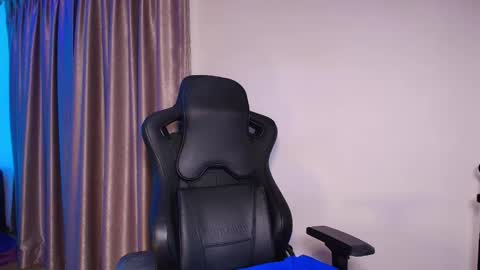 Snapshot of angellarcutie chatting on 01.12.25 Angie online show from 01.12.25