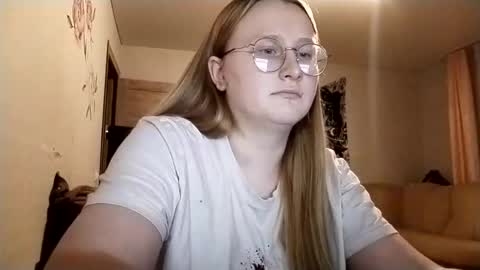 Snapshot of anika_lipps chatting on 10.07.25 Anika online show from 10.07.25