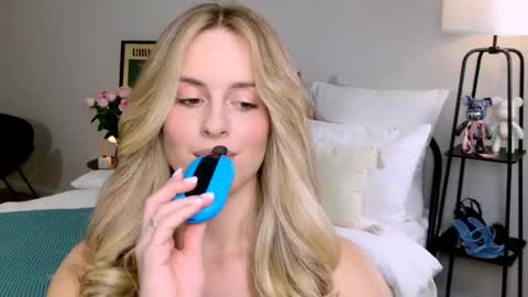 Snapshot of anitafischer chatting on 09.25.25 Anita online show from 09.25.25