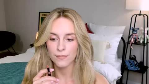 Snapshot of anitafischer chatting on 09.27.25 Anita online show from 09.27.25