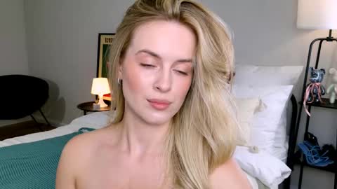 Snapshot of anitafischer chatting on 10.03.25 Anita online show from 10.03.25