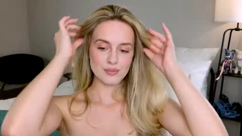 Snapshot of anitafischer chatting on 10.05.25 Anita online show from 10.05.25