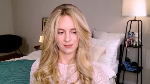 Snapshot of anitafischer chatting on 10.10.25 Anita online show from 10.10.25