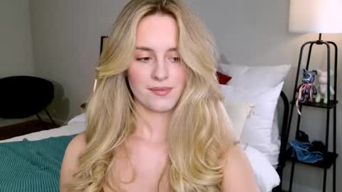 Snapshot of anitafischer chatting on 10.11.25 Anita online show from 10.11.25