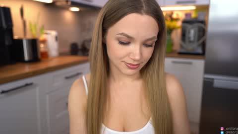 Im Anita thumb up me please its important online show from 03.19.26